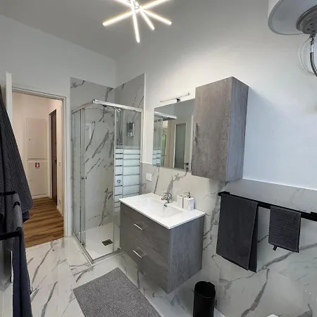 Modern In A Setting דירה *