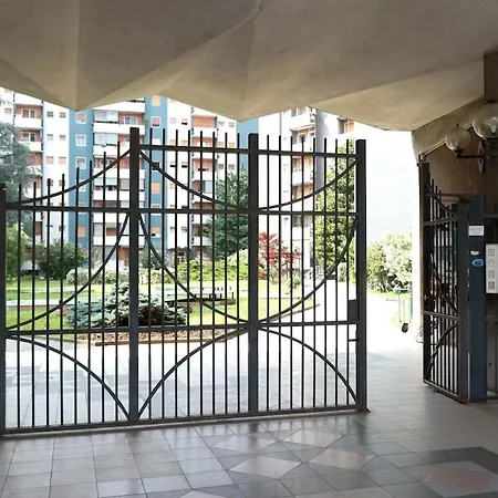 Modern In A Setting דירה *